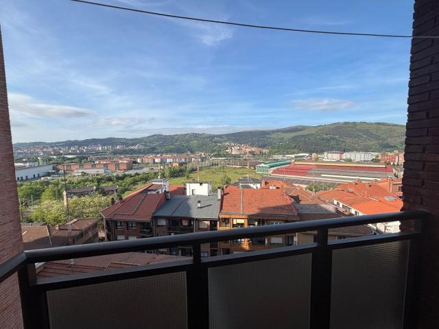 Piso en venta en Basauri, Kalero Basozelai. Piso Totalmente Exterior Con Vistas Despejadas De 2 Dormitorios Con Ascensor y Balcón En Zona Burros. Pisos.
