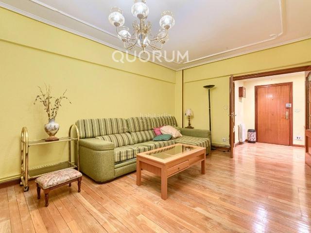 Piso en venta en Basauri, San Miguel. Amplio Piso De 3 Dormitorios y 2 Baños Con Amplio Balcón y Ascensor Cota Cero En Zona San Miguel. Pisos.