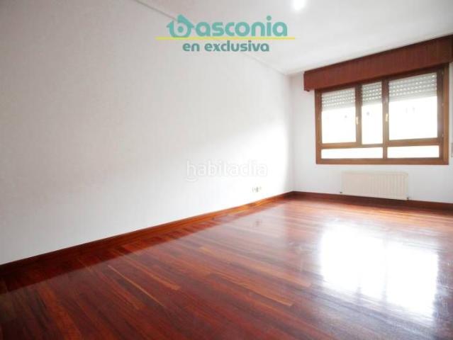 Piso en venta en Basauri, San Miguel. Inmobiliaria Basconia gestiona la venta de vivienda en San Miguel con parcela de garaje, trastero y camarote incluidos. Pisos.