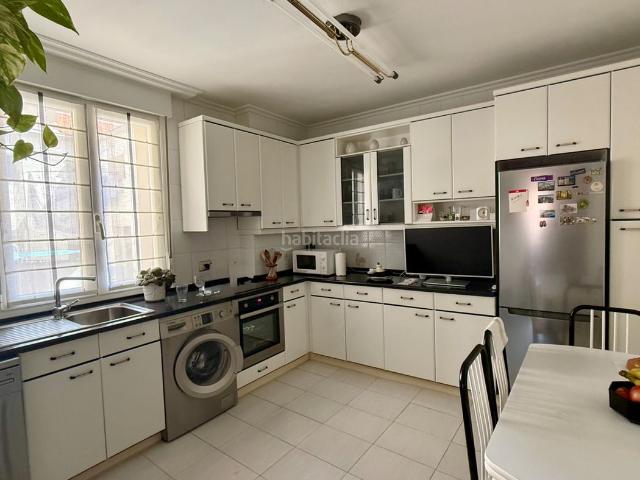 Piso en venta en Barakaldo, Centro. Piso semi exterior,79 m, céntrico, ascensor. tres habitaciones, salón, cocina, baño y balcón. gas natural. Pisos.
