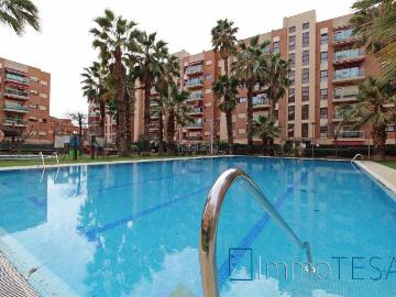 Piso en venta en Barberà del Vallès, Parc d´Europa. CON TERRAZA Y PISCINA. Pisos Barberà del.