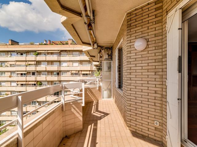 Piso en venta en Barcelona, Tres Torres. Alto con vistas espectaculares al parque. Pisos.