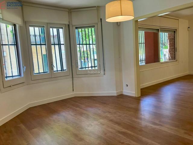 Piso en venta en Barcelona, Tres Torres. Elegancia funcional y doble acceso residencial con parking y Trastero. Pisos.