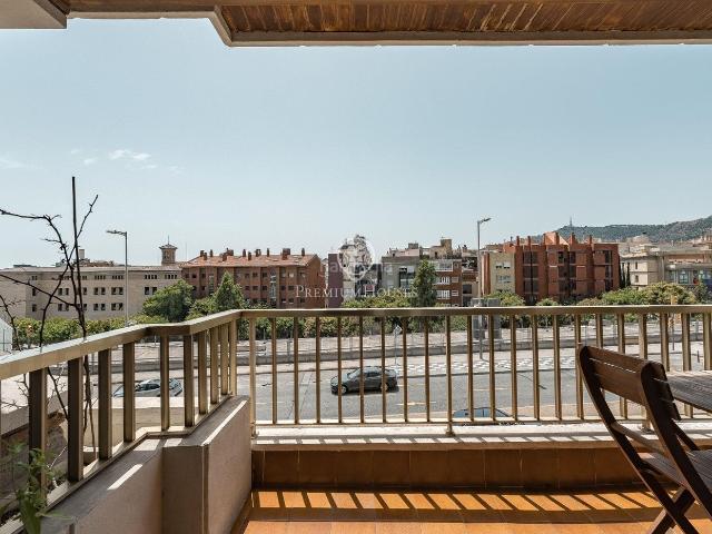 Piso en venta en Barcelona, Tres Torres. Exclusivo piso de 118 m2 con balcón sur, chimenea y 2 parkings en Vía Augusta. Pisos.