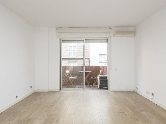 Piso en venta en Barcelona, Tres Torres. Luminoso apartamento con terraza y parking en Tres Torres. Pisos.