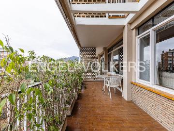 Piso en venta en Barcelona, Tres Torres. Luminoso piso con terraza en Tres Torres. Pisos.