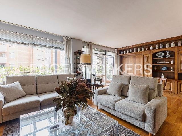 Piso en venta en Barcelona, Tres Torres. Luminoso piso con terraza en Tres Torres. Pisos.
