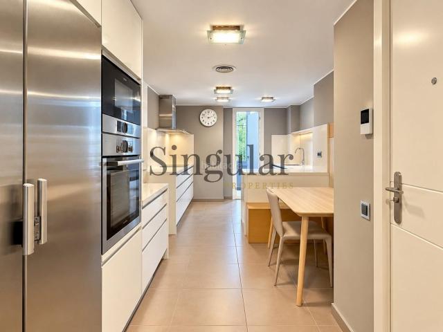 Piso en venta en Barcelona, Tres Torres. Piso alto con terraza y dos plazas de parking. Pisos.