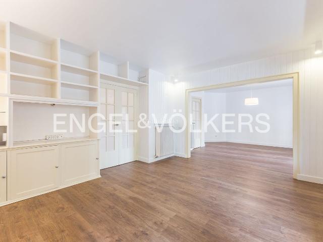 Piso en venta en Barcelona, Tres Torres. Piso cómodo y exterior en calle tranquila de Tres Torres. Pisos.