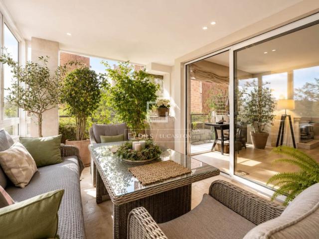 Piso en venta en Barcelona, Tres Torres. Piso en excelentes condiciones con seis dormitorios y terraza de 25m en venta en Tres Torres. Pisos.