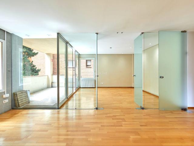 Piso en venta en Barcelona, Tres Torres. Piso en venta totalmente exterior a los 4 vientos en Tres Torres, Barcelona. Pisos.