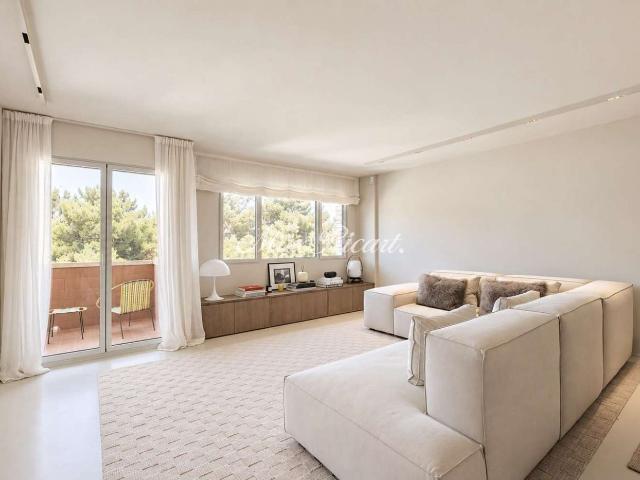 Piso en venta en Barcelona, Tres Torres. Piso reformado con terraza y parking en Tres Torres 137m2. Pisos.