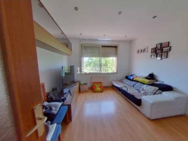 Piso en venta en Barcelona, Trinitat Nova. Alquilado oportunidad de inversión. Pisos.