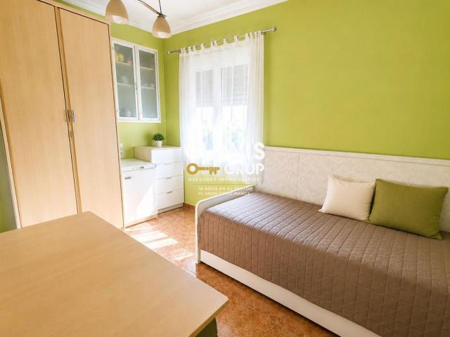 Piso en venta en Barcelona, Trinitat Nova. ASCENSOR EXTERIOR PARA ENTRAR A VIVIR LUMINOSO. Pisos.