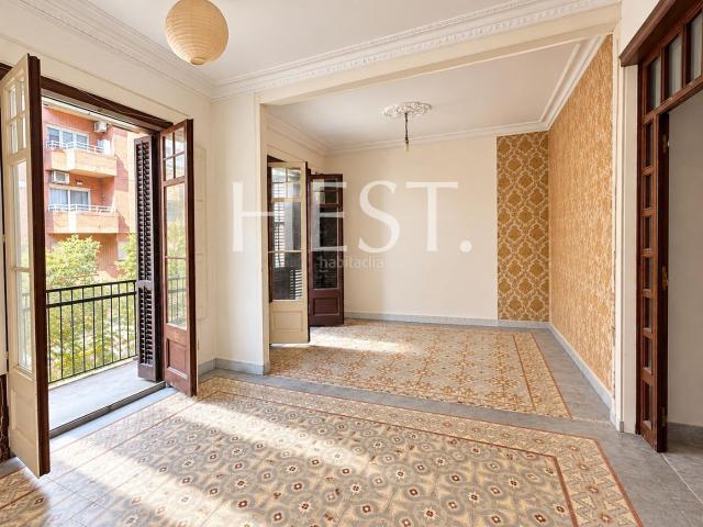 Piso en venta en Barcelona, Vallcarca Penitents. Luz y posibilidades de reforma junto a la plaza de Lesseps. Pisos.