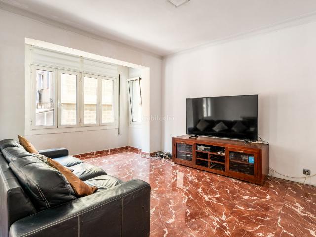 Piso en venta en Barcelona, Vila de Gràcia. Amplia vivienda con gran potencial en el corazón de Vila de Gràcia. Pisos.
