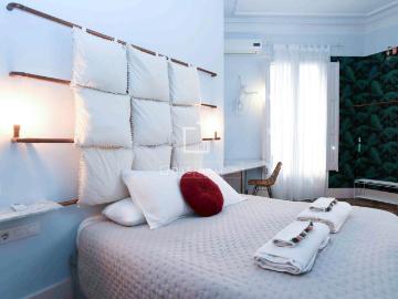 Piso en venta en Barcelona, Vila de Gràcia. Espectacular propiedad con características únicas de época, techos altos, una terraza de 60m y licencia turística en Gràcia, Barce. Pisos.