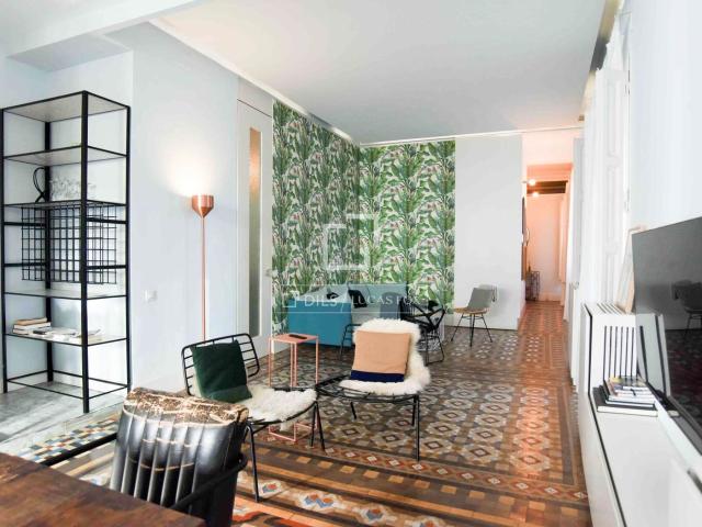 Piso en venta en Barcelona, Vila de Gràcia. Espectacular propiedad con características únicas de época, techos altos, una terraza de 60m y licencia turística en Gràcia, Barce. Pisos.