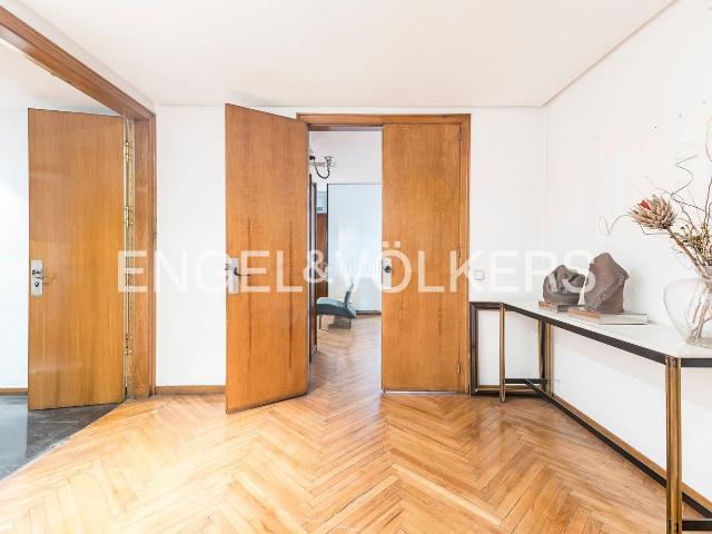 Piso en venta en Barcelona, Vila de Gràcia. Exclusivo y amplio piso señorial en Via Augusta Diagonal. Pisos.