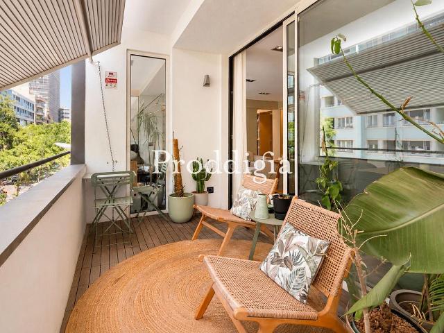 Piso en venta en Barcelona, Vila de Gràcia. Exclusiva vivienda de 4 habitaciones, en finca señorial, completamente exterior. Pisos.