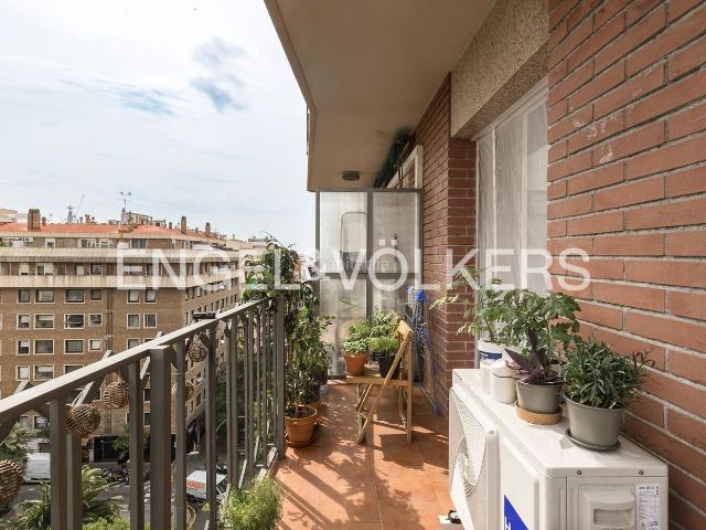 Piso en venta en Barcelona, Vila de Gràcia. Fantástico piso alto de 4 dormitorios con terraza. Pisos.