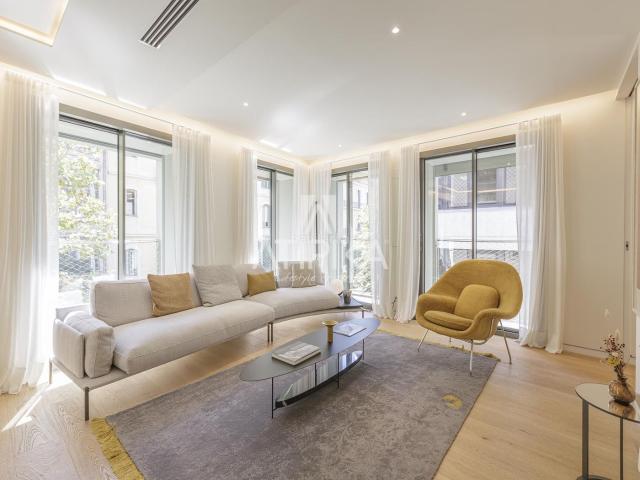 Piso en venta en Barcelona, Vila de Gràcia. Luminoso piso de obra nueva en venta con tres habitaciones, diseño exclusivo y terraza privada. Pisos.