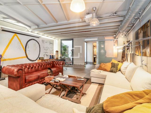 Piso en venta en Barcelona, Vila de Gràcia. Piso en excelentes condiciones con un dormitorio y terraza de 20m en venta en Gracia. Pisos.