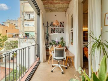 Piso en venta en Barcelona, Vila de Gràcia. Piso en excelentes condiciones con dos dormitorios y terraza de 10m en venta en Gracia. Pisos.