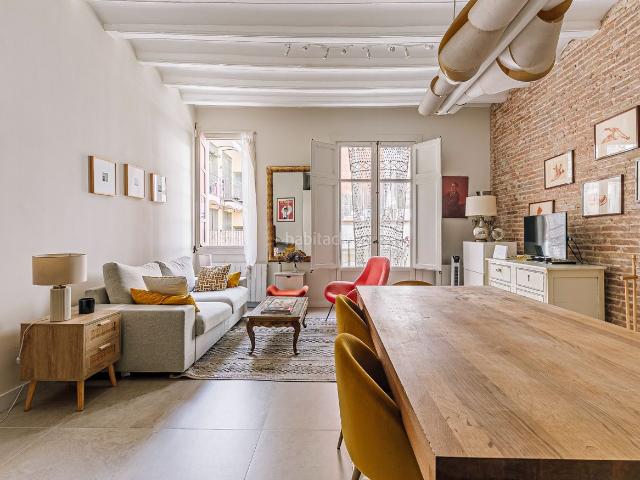 Piso en venta en Barcelona, Vila de Gràcia. Piso en venta en Gràcia con 2 habitaciones y balcón, Barcelona. Pisos.