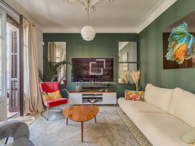 Piso en venta en Barcelona, Vila de Gràcia. Espectacular piso con tres dormitorios, zonas de día amplias y dos balcones grandes. Pisos.