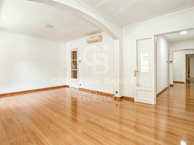 Piso en venta en Barcelona, Vila de Gràcia. Piso grande a reformar con volta catalana y techos altos en Vila de Gràcia Ideal inversores. Pisos.