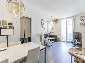 Piso en venta en Barcelona, Vila de Gràcia. Piso luminoso con doble orientación, balcón y galería en Gràcia. Pisos.