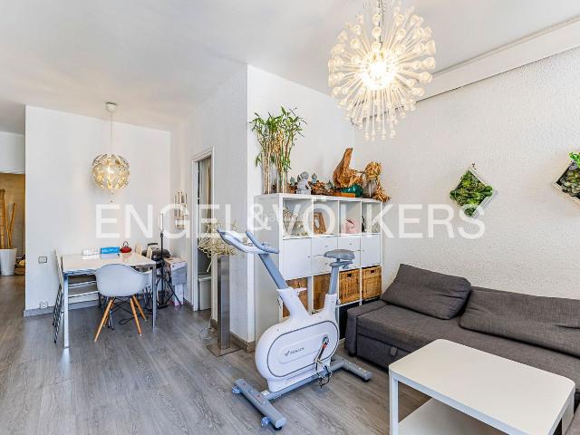 Piso en venta en Barcelona, Vila de Gràcia. Piso luminoso con doble orientación, balcón y galería en Gràcia. Pisos.