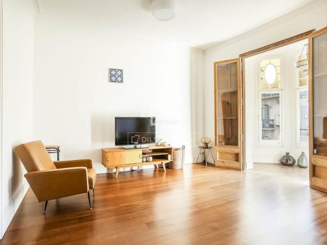Piso en venta en Barcelona, Vila de Gràcia. Piso luminoso de 138 m con tres dormitorios y dos baños en venta en el corazón de Gràcia. Pisos.
