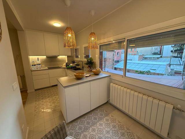 Piso en venta en Barcelona, Vila de Gràcia. Piso reformado con balcón en Gran de Gràcia. Pisos.