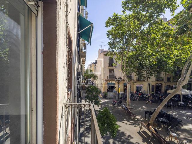 Piso en venta en Barcelona, Vila de Gràcia. Piso soleado para reformar con vistas a la Plaça de la Vila de Gràcia, Barcelona. Pisos.