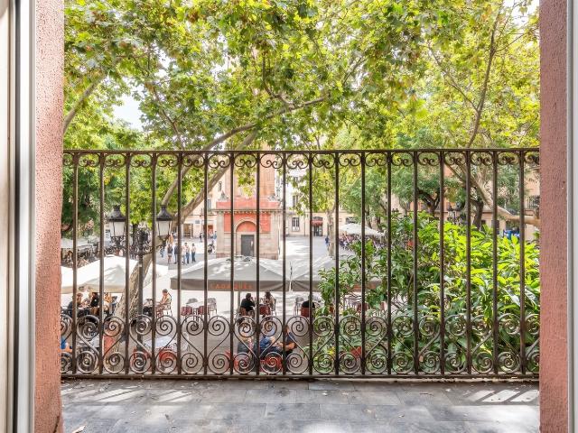 Piso en venta en Barcelona, Vila de Gràcia. Propiedad única en Plaça de Vila de Gràcia. Pisos.