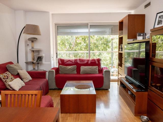 Piso en venta en Barcelona, Vilapicina Torre Llobeta. ? Amplio piso de 4 dormitorios con 2 balcones y ascensor. Pisos.