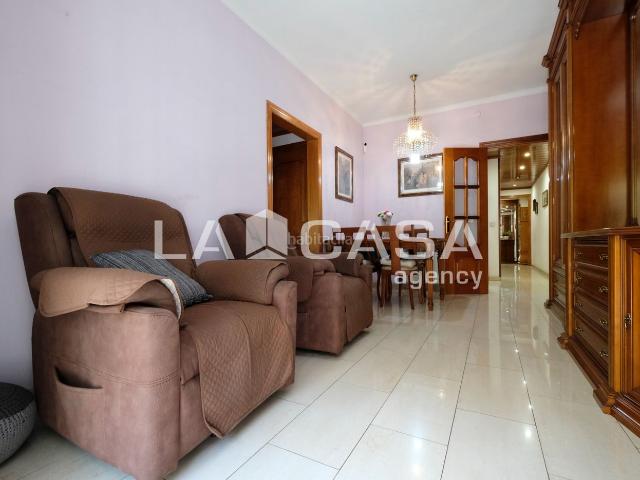 Piso en venta en Barcelona, Vilapicina Torre Llobeta. ? ¡Listo para entrar a vivir! Amplio piso de 3 habitaciones con balcón y ascensor ?. Pisos.