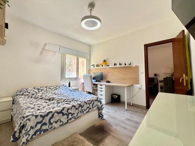 Piso en venta en Barcelona, Vilapicina Torre Llobeta. Luminoso piso de 4 habitaciones con balcón, cocina y baño reformados junto al metro Virrei Amat. Pisos.