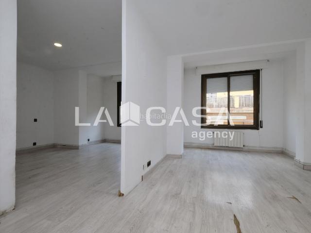 Piso en venta en Barcelona, Vilapicina Torre Llobeta. Piso de 62 m2 útiles con potencial de reforma en Nou Barris. Pisos.