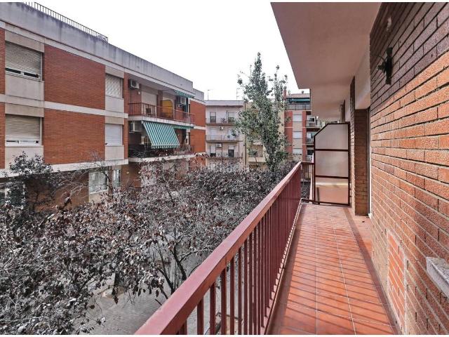 Piso en venta en Barcelona, Vilapicina Torre Llobeta. Piso de 97 m útiles con amplio balcón, ascensor y dos patios. Pisos.