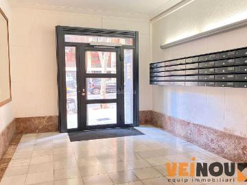 Piso en venta en Barcelona, Baix Guinardó. Amplio piso de 5 dormitorios en finca clásica Sagrada Familia. Pisos.