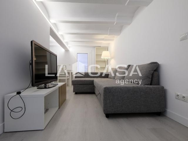Piso en venta en Barcelona, Baix Guinardó. EXCLUSIVO PISO REFORMADO CON PATIO PRIVADO EN ZONA PRIME DE BARCELONA. Pisos.