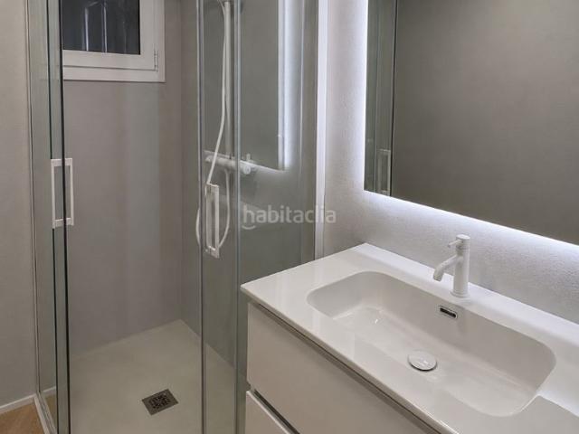 Piso en venta en Barcelona, Baix Guinardó. Piso completamente reformado a estrenar junto al metro Alfonso X. Pisos.
