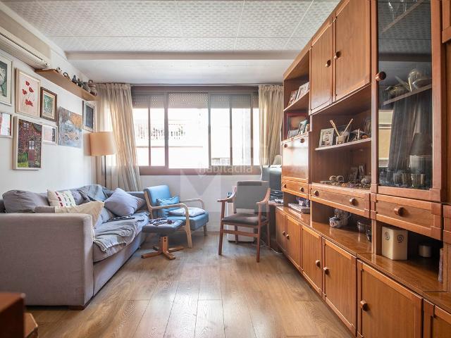 Piso en venta en Barcelona, Baix Guinardó. Piso en venta exterior con dos balcones en el Baix Guinardó, junto a la calle de Pi i Margall. Barcelona. Pisos.