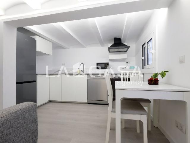 Piso en venta en Barcelona, Baix Guinardó. Se vende en exclusiva esta vivienda completamente reformada. Pisos.