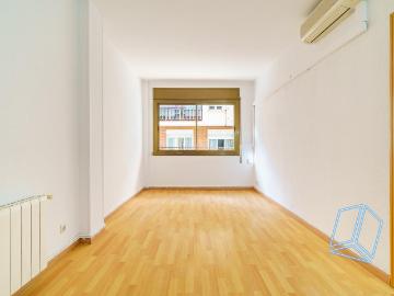 Piso en venta en Barcelona, Baix Guinardó. TRES HABITACIONES. Pisos.
