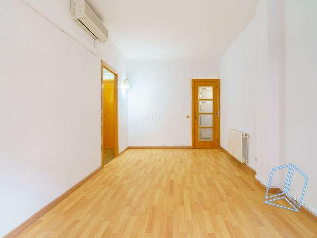 Piso en venta en Barcelona, Baix Guinardó. TRES HABITACIONES. Pisos.