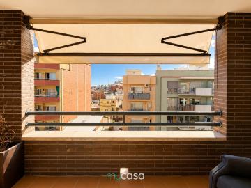 Piso en venta en Barcelona, Baix Guinardó. ¡ÚLTIMA PLANTA TOTALMENTE REFORMADA CON TERRAZA Y 4 HABITACIONES!. Pisos.